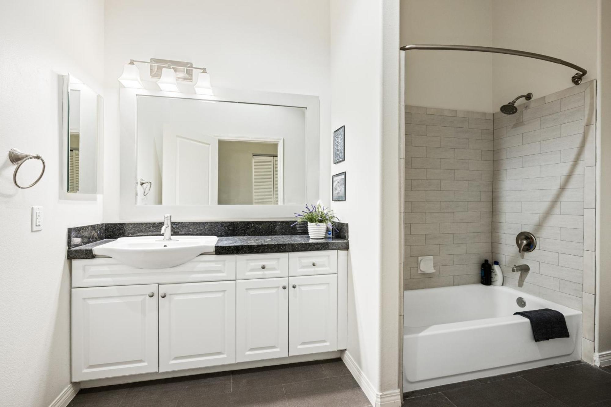 Ultimate La Vacation 2br W Pool Above Shops *